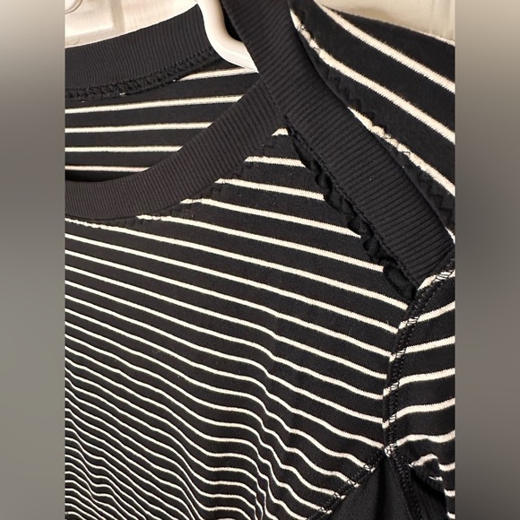 Lululemon Base Runner Long Sleeve
Parallel Stripe Black White / Black - Picture 5 of 7